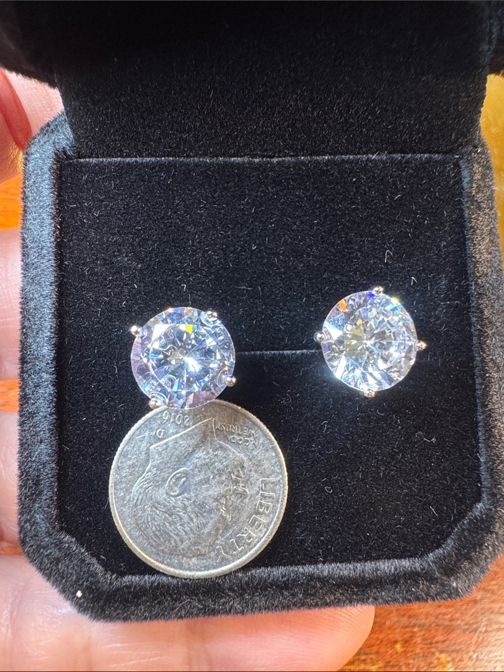 3192-Swarovski crystal element post‎ earrings. Velvet box included.